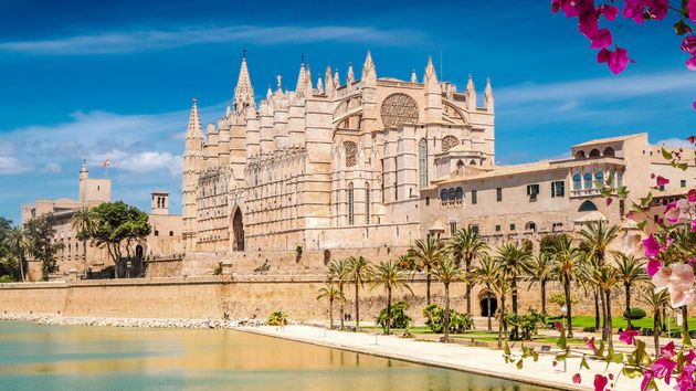 Carrefour reta a los viajes del Imserso con una oferta a Mallorca a pensión completa y con vuelos incluidos
