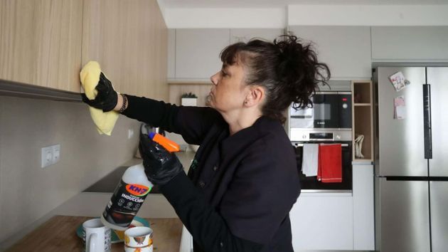 Las mujeres cobran 5.481 euros menos al año en Cataluña y la pobreza laboral se concentra en la agricultura, empleadas del hogar y trabajadores de la hostelería