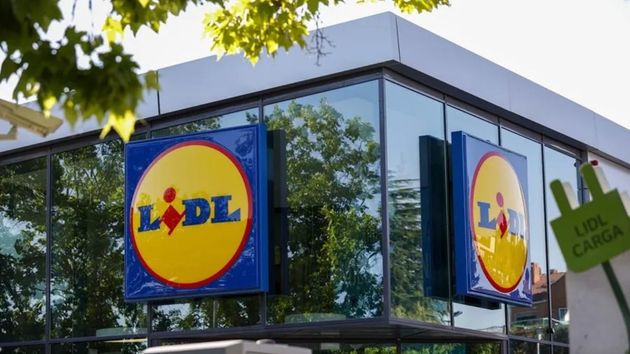 Un empleado de Lidl se cae trabajando, falta a su puesto y le dan de baja en la Seguridad Social entendiendo que ha renunciado: es despido improcedente y deben readmitirle o pagarle 2.477 euros