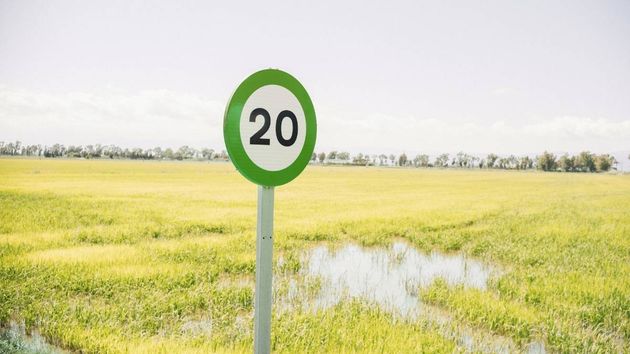 Qué significa la nueva señal de tráfico con borde verde que está apareciendo en las carreteras