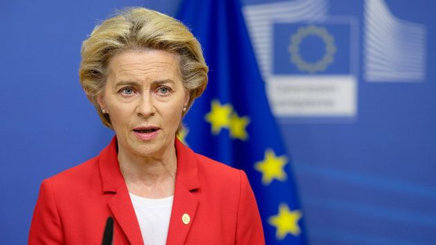 Bruselas prepara un plan para pagar a los ciudadanos por reciclar ropa usada en un contenedor
