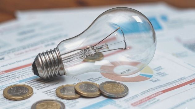 El precio de la luz mañana, martes 17 de marzo, por horas: cuándo es más barata y cara en el día