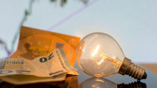 El precio de la luz mañana, jueves 19 de marzo, por horas: cuándo es más barata y cara en el día