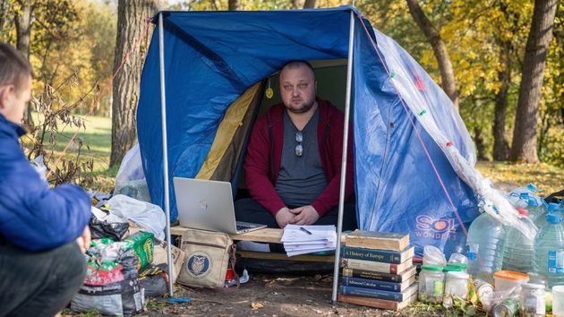 Baptiste, 29 años, profesor que gana 2.300 euros y ahorra 1.300 al mes: “Solo tengo mi tienda de campaña y estoy muy contento”