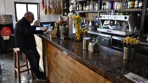 Despedido por beber alcohol estando de baja por ansiedad: le pilló un detective y es procedente porque es “una conducta que retrasa el proceso de curación”
