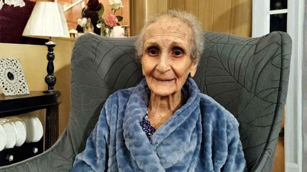 Lola, 92 años, la estudiante de mayor edad en España: "Con 8 años fui a clase en septiembre y en diciembre dejé la escuela para ayudar a mi madrina"