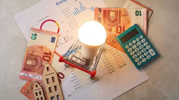 El precio de la luz mañana, domingo 22 de marzo, por horas: cuándo es más barata y cara en el día