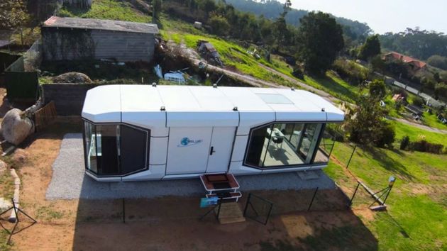Adiós a las casas prefabricadas: así es la casa cápsula que ya se instala en España con balcón, domótica y todo incluido desde 63.500 euros