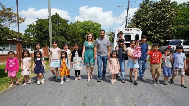 Patricia y Carlos, padres de 16 hijos: "Cuando lloran 2 o 3 al mismo tiempo lo dejo a mi esposo que él es más paciente que yo"