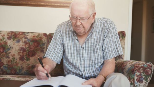 Un anciano de 92 años deja 9 millones de euros a su municipio y a sus cuidadores: su hijo impugna el testamento por posibles irregularidades