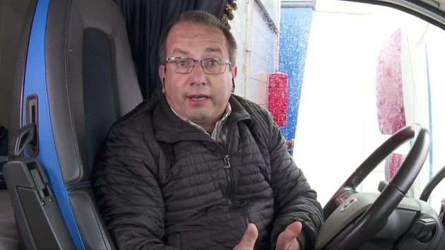 Óscar, transportista, ante la subida del precio de la gasolina: “Antes de la guerra llenaba el depósito por 1.000 euros y ahora cuesta 1.450, un 45% más”