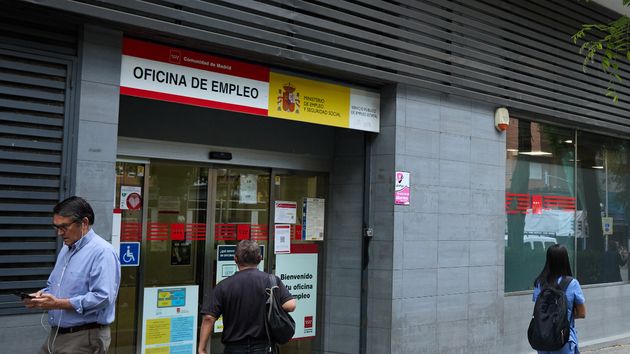 El SEPE ofrece dos cursos gratuitos de inteligencia artificial e inglés para desempleados mayores de 45 años: solo piden la vida laboral y el DNI