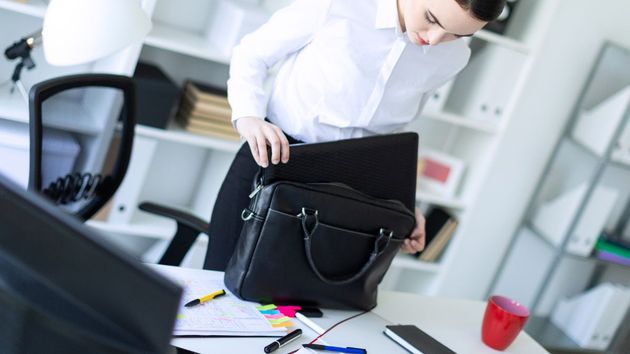 La empresa tiene que pagar el sueldo completo y no puede obligar a recuperar las horas si manda al trabajador a casa antes por falta de trabajo