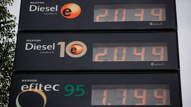 FACUA da una lección a las gasolineras de España y demuestra que no aplicaron la bajada del IVA y elevaron los precios este domingo