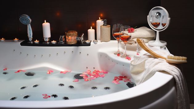 Un propietario instala un jacuzzi en su piso para alquilarlo a parejas: los vecinos lo denuncian y la justicia le obliga a retirarlo en 15 días y a cesar la actividad