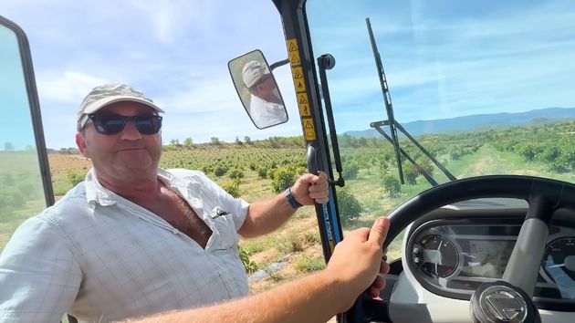 Paco, tractorista, sobre su sueldo en el campo: "Unos 7 euros la hora más o menos, el salario mínimo; antiguamente se ganaba mucho más que ahora"