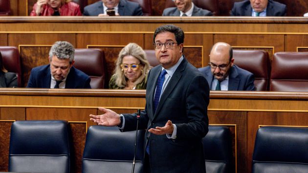 Óscar López defiende que la temporalidad en la Administración del Estado cae al 4%, mientras que en las comunidades lo hace casi el 39%