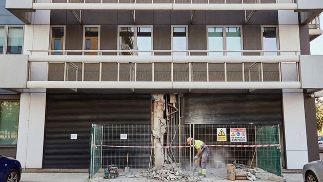 Una vecina derriba un muro de su bloque para unir su local con otro y la comunidad la denuncia: el Supremo dice que tiene que reconstruirlo por alterar la configuración del edificio