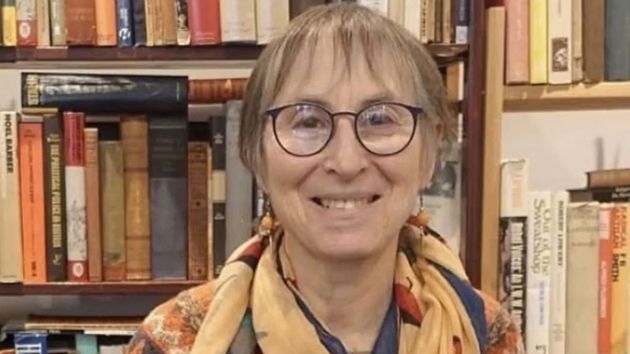 Una jubilada con 77 años abre una librería y trabaja sin sueldo: quiere que una persona más joven “lo convierta en un negocio rentable”
