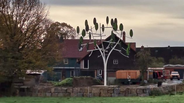 Un alemán instala en su jardín un “árbol eólico” con 36 turbinas para autoabastecer su casa, oficina, coche eléctrico y pagar cero euros en la factura de la luz