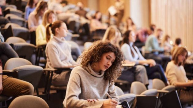 Es oficial | Quienes quieran estudiar FP, Bachillerato y otros estudios podrán recibir hasta 2.700 euros en ayudas