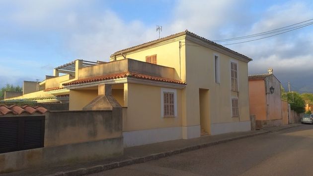 CaixaBank vende una casa con 4 habitaciones, cocina semi-amueblada patio y terraza por 46.500 euros