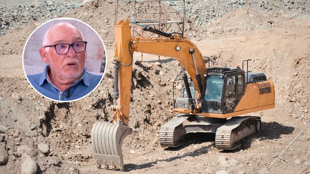 Un jubilado de 77 años invierte 50.000 euros en una excavadora para completar su pensión de 850 euros y ahora factura 3.500 euros al mes