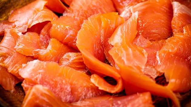 Sanidad ordena retirar estas marcas de salmón ahumado de los supermercados en España y pide que no se consuma