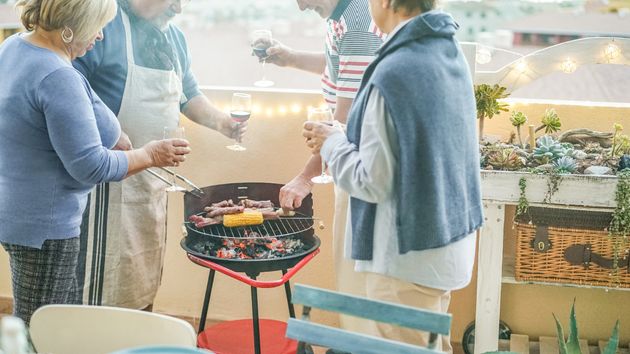 Confirmado por la Ley de Propiedad Horizontal: la comunidad de vecinos puede prohibirte hacer barbacoas en tu terraza esta primavera