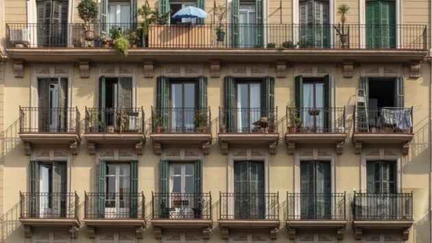 Es oficial: la Ley de Propiedad Horizontal obliga a la comunidad de vecinos a pagar la reparación de la barandilla de tu balcón