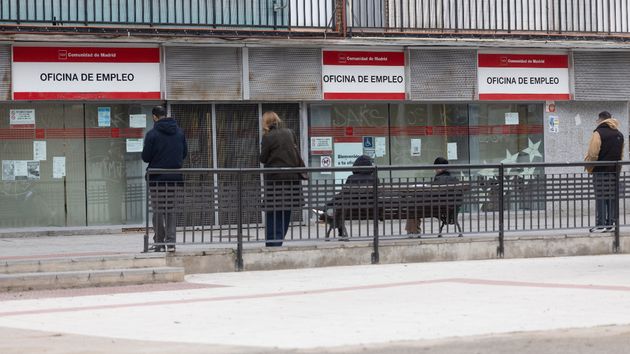 La IA ya no amenaza solo a los empleos rutinarios: entra en los despachos y presiona salarios e impuestos
