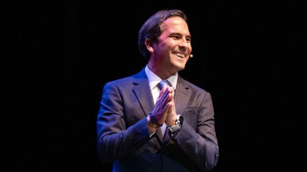 Juan Lucas Martín, psicólogo, sobre normalizar vivir cansados y tensos: “El sistema nervioso se acostumbra a estar en alerta y se pierde la sensación de seguridad interna”