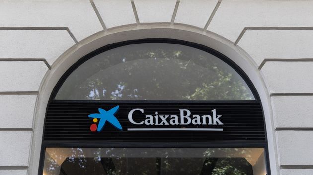 Un empleado con más de 30 años de antigüedad demanda a CaixaBank por recibir una indemnización menor en el ERE que los trabajadores más jóvenes: es lícito 