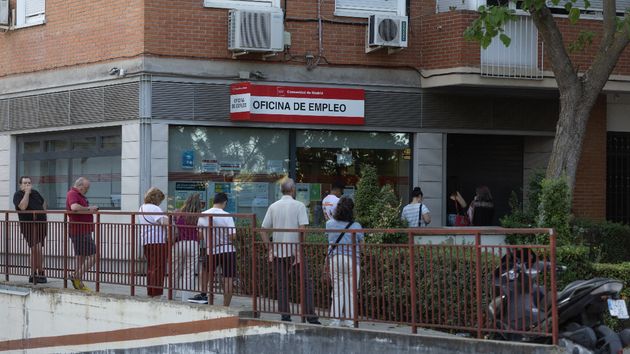 El paro baja en marzo en 22.934 personas y se sitúa en 2.419.712: su nivel más bajo desde 2008