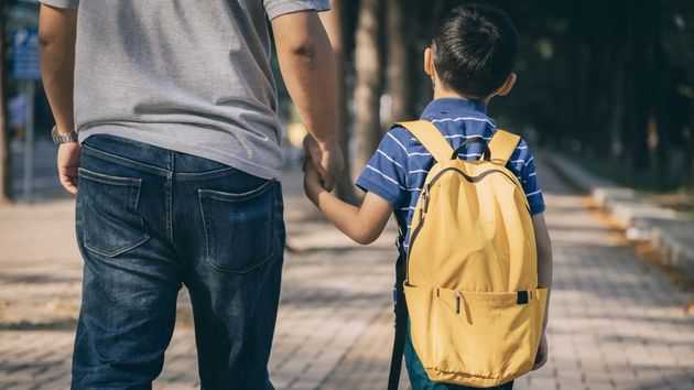 España cambia las reglas y ahora todas las familias podrían recibir una ayuda universal de 200 euros al mes por cada hijo a cargo