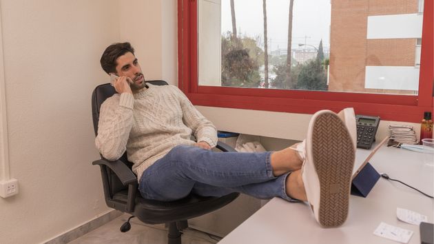 Un estudio confirma que la jornada laboral en España es de 25,5 horas de media: el resto del tiempo se emplea en comprar online o ver redes sociales