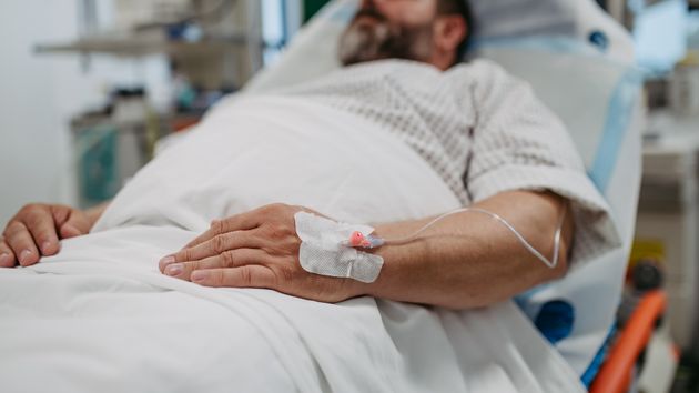 Sufre un infarto cerebral, le despiden tras declararle “no apto” para su puesto pero la justicia confirma que no tiene derecho a incapacidad permanente