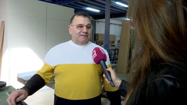 Ángel, 48 años trabajando como carpintero: “Empecé con 14 años y ahora una puerta se hace en 3 o 4 minutos; antes era media hora”