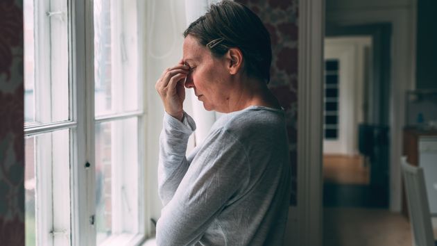 Su padre la echa de casa de sus abuelos tras 17 años cuidándolos: heredó la vivienda y la vendió sin que ella tuviera derecho a nada