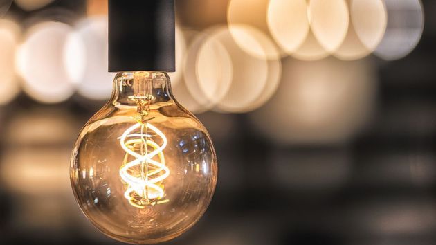 El precio de la luz hoy domingo 12 de abril en el PVPC baja y deja 22 tramos por debajo de los 100 euros