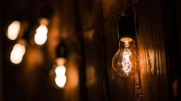 El precio de la luz hoy lunes 13 de abril en el PVPC se dispara y deja 12 tramos por encima de los 100 euros
