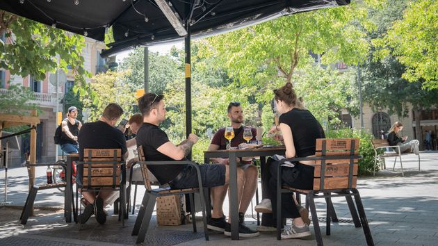 La despiden por tomarse un tinto de verano estando de baja por diabetes: deben readmitirla e indemnizarla con 24.000 euros