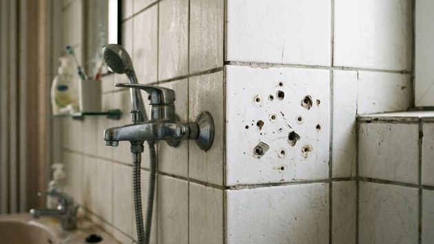 Confirmado por la ley: el inquilino tendrá que pagar al casero si causa daños en el piso, como colchones manchados o agujeros en los azulejos