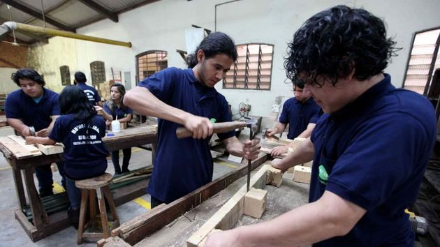 Las empresas que obligan a sus trabajadores a hacer cursos de formación fuera del horario laboral tienen que pagarles esas horas como extras