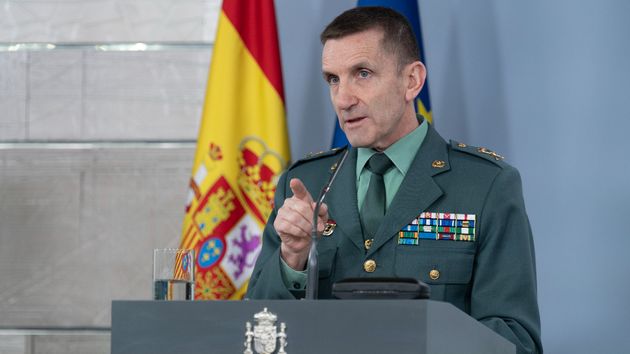 La Guardia Civil avisa a los que tiran la basura siempre en el mismo contenedor: cuidado, podrían robarte