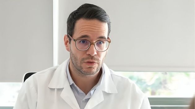 Juan Manuel Ceballos, neurólogo: "Deberías eliminar el vino, el chocolate y el queso añejo porque tienen nutrientes que favorecen la migraña"