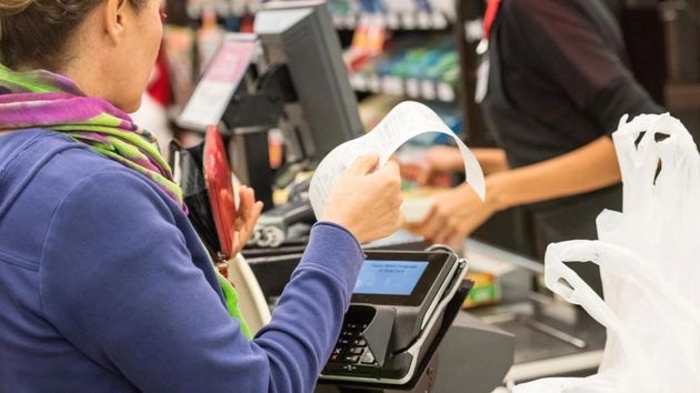 Adiós a los tickets en papel en los supermercados: las personas mayores y los expertos, en contra