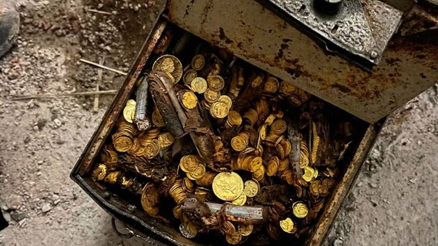 Un fontanero tira de una cuerda en una casa en obras y encuentra 30 kilos de monedas de oro: valen 2,3 millones de euros