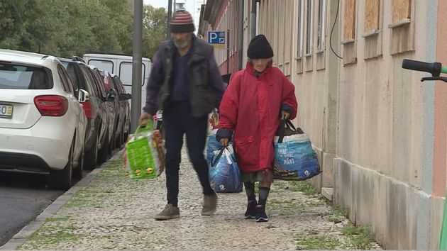 Una pareja de jubilados de 75 y 77 años sobrevive en la calle con 700 euros al mes tras ser desalojada para convertir su casa en un piso turístico