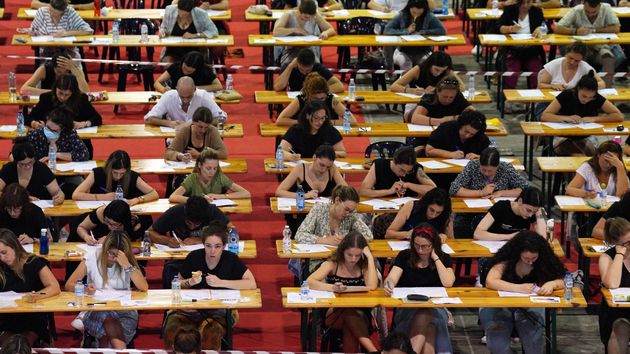 El Gobierno lanza 1.425 becas de 12.600 euros cada una para estudiar estas oposiciones